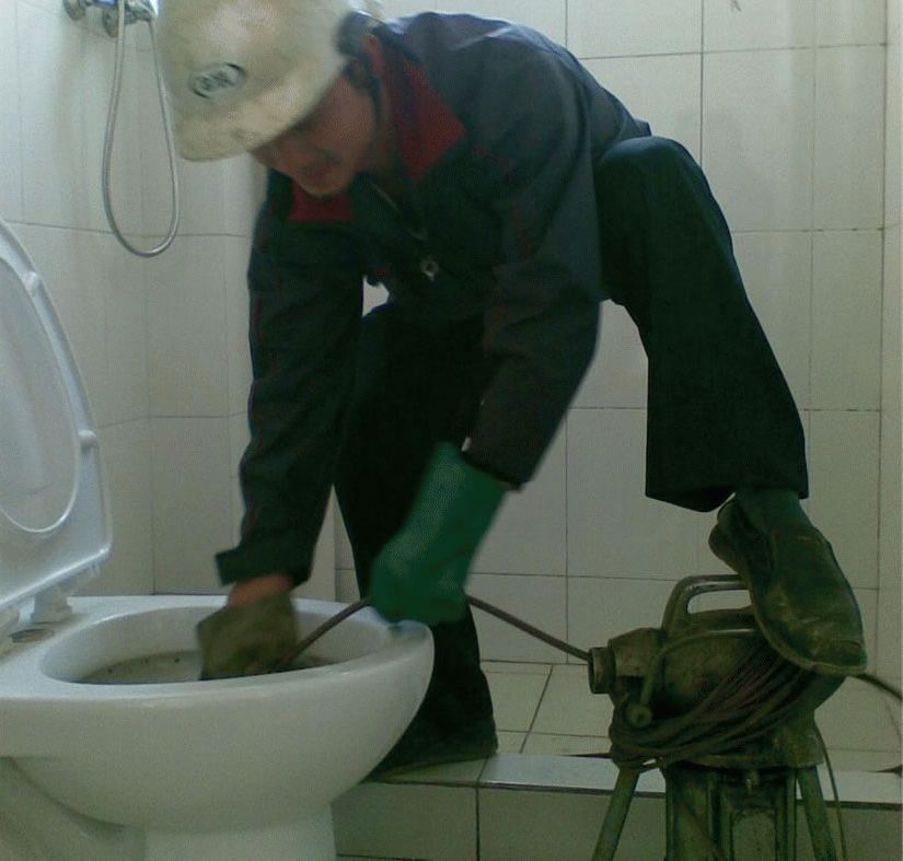 產品名稱：義烏管道疏通服務
產品型號：義烏管道疏通,義烏搬家公司電話,義烏家政公司
產品規格：管道疏通:1.專業疏通各種型號馬桶（抹布,塑料）等各種軟硬物質所造成的堵塞.因為裝修掉進水泥,沙子或頭發等2.地漏:專業疏通各種v型,S型拐彎的地漏.各種原因所造成的堵塞,由100MM慢慢的變3.墫坑：因為墫坑年成久了管道彎頭發生了一層厚厚的尿堿.本部根據多年所成了50MM甚至10MM甚至還會堵死,所以造成墫坑下水慢,易堵.積累經驗采用最佳技術和方案,徹底疏通各種情況所造成的堵塞.包括（V型,S型)等的管道.4.面盆：專業疏通各種面盆.專業疏通各種主管道.5.主管道：本部備有大中小型 機械和高壓清洗機.