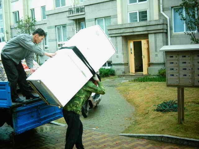 產品名稱：義烏市搬家服務
產品型號：提供義烏市搬家服務,義烏搬家公司,義烏搬家,義烏搬家公司電話
產品規格：可以為你提供以下搬遷業務:義烏搬家公司協助客戶入主新居,全省搬家服務.家具制品沙發,酒柜,電視,冰箱,冷氣,衣柜,床組,洗衣機等專業搬運.隨著義烏的大戶型越來越多,各種大件物品吊裝上樓.家具擺小了顯得太小氣,太大電梯有上不去,這種情況請找我為你吊裝,通常吊裝的物品有豪華沙發,豪華書柜,較大的魚缸,裝修是要用到較大的玻璃,床墊,床頭等等.